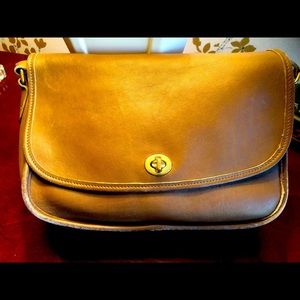 Vintage Coach City Bag Shoulder bag in Taupe.